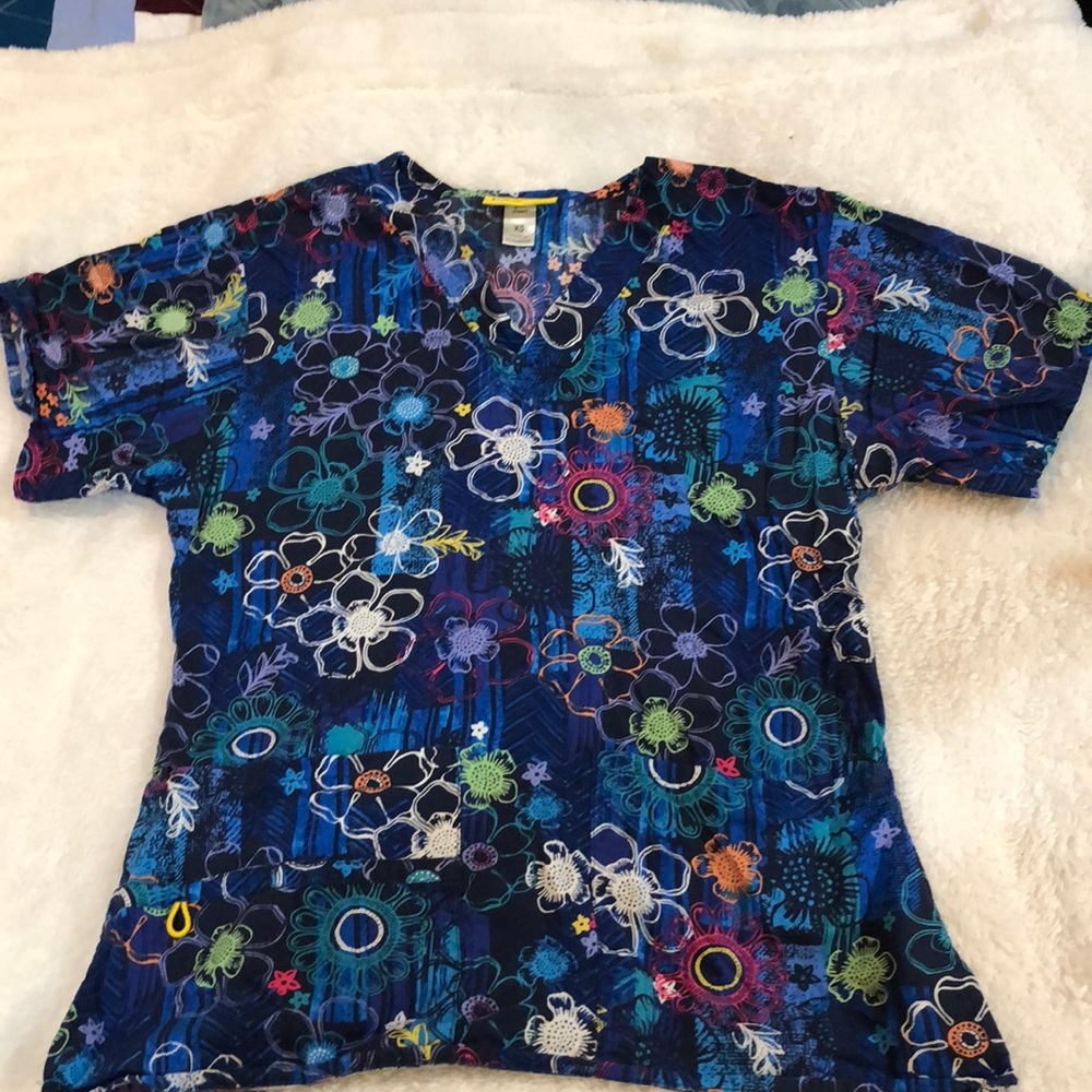 WonderWink blue floral scrub top